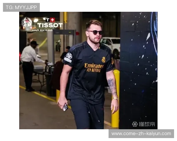 东契奇步伐灵活晃倒对手后命中，独行侠全场惊呼