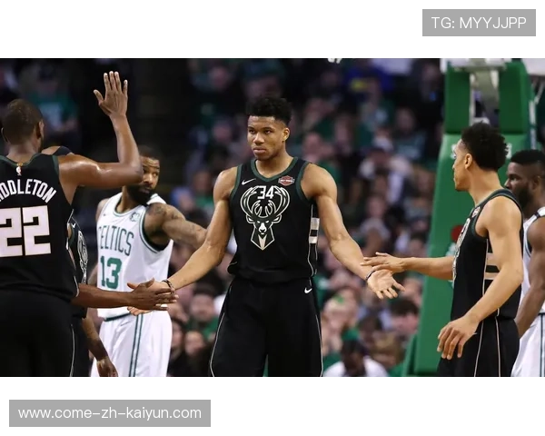 字母哥暴扣威力全开，雄鹿锋线冲击力十足