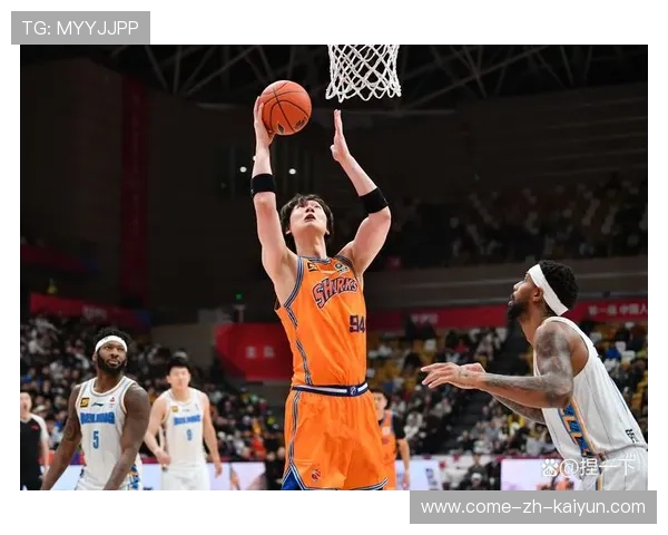 篮下争夺：北京队抢下明显优势的篮板！，北京篮男